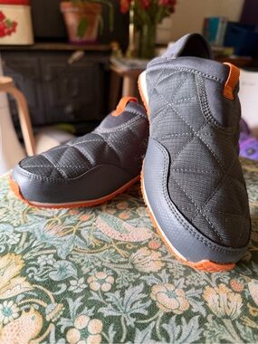 Kids US6 UK 4 Teva charcoal grey ReEmber shoe. New Without Tags.